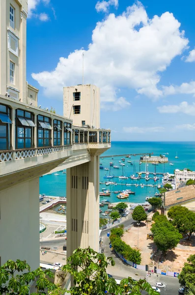 Vista del Ascensor Lacerda y la Bahía de Todos os Santos en Salv — Foto de Stock