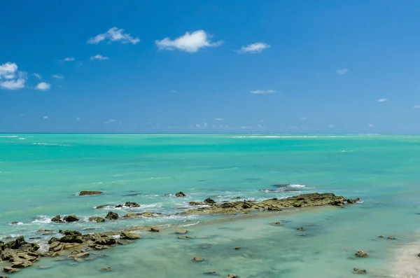 Hermosa vista de la playa de Maragogi con su cristalino azul wate — Foto de Stock