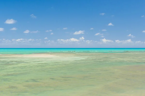 Hermosa vista de la playa de Maragogi con su cristalino azul wate — Foto de Stock