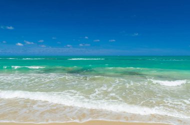 Büyük deniz temalı arka plan, mavi su turkularıyla güzel deniz.