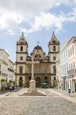 Pelourinho 'nun tarihi turizm merkezinin parlak güneşli manzarası, 