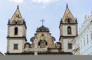 Pelourinho 'nun tarihi turizm merkezinin parlak güneşli manzarası, 