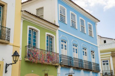 Pelourinho 'nun tarihi turizm merkezinin parlak güneşli manzarası, 