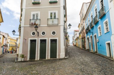 Pelourinho 'nun tarihi turizm merkezinin parlak güneşli manzarası, 