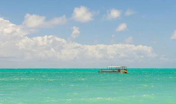 Linda imagen de barco navegando en un paraíso trópico — Foto de Stock