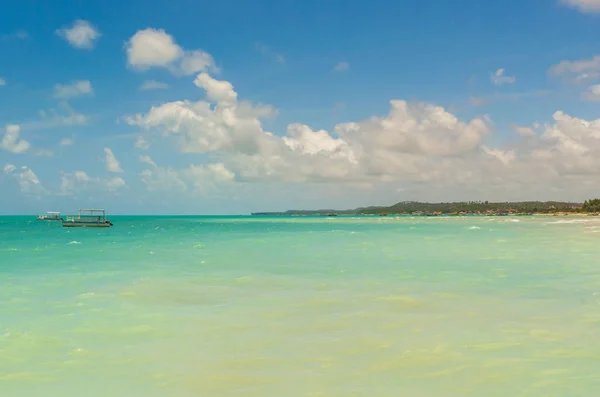 Hermosa vista de la playa de Maragogi con su cristalino azul wate — Foto de Stock