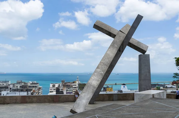 Cruz Caída Monumento: Creado por el artista bahiano Mário Cravo, it —  Fotos de Stock