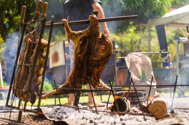 Parrilla olarak bilinen bir barbeküde et ve sebze sergisi. Latin Amerika 'nın güneyinden tipik barbekü..