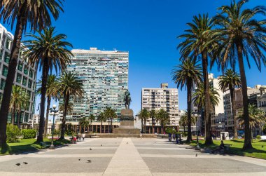 MONTEVIDEO, URUGUAY - 25 Aralık 2016: Jose Artigas Anıtı, Plaza Independencia, ünlü kent meydanı.
