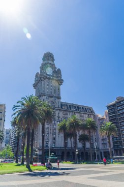 MONTEVIDEO, URUGUAY - 25 Aralık 2016: Jose Artigas Anıtı, Plaza Independencia, ünlü kent meydanı.