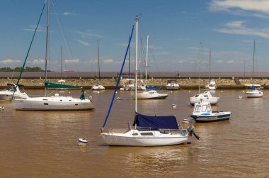 Colonia del Sacramento, Uruguay - 26 Kasım 2015: Portekiz sömürge mimarisi ve antik kaldırım taşlarından oluşan caddeler, Colonia Del Sacramento 'nun üst özelliklerinden bazılarıdır