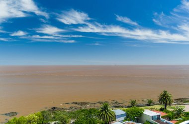 Colonia del Sacramento, Uruguay - 26 Kasım 2015: Portekiz sömürge mimarisi ve antik kaldırım taşlarından oluşan caddeler, Colonia Del Sacramento 'nun üst özelliklerinden bazılarıdır