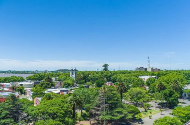 Colonia del Sacramento, Uruguay - 26 Kasım 2015: Portekiz sömürge mimarisi ve antik kaldırım taşlarından oluşan caddeler, Colonia Del Sacramento 'nun üst özelliklerinden bazılarıdır