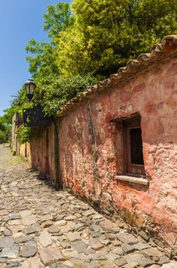 Colonia del Sacramento, Uruguay - 26 Kasım 2015: Portekiz sömürge mimarisi ve antik kaldırım taşlarından oluşan caddeler, Colonia Del Sacramento 'nun üst özelliklerinden bazılarıdır