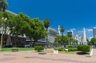 Buenos Aires - Arjantin, 27 Aralık 2015: Plaza de Mayo 'nun (Plaza de Mayo) Buenos Aires' teki ünlü turizm merkezinin panoramik fotoğrafı - Arjantin.