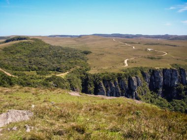 Fortaleza Kanyonu 'nun güzel manzarası ve yeşil yağmur ormanı, Cambara do Sul, Rio Grande do Sul, Brezilya