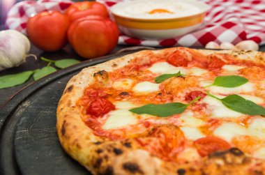 Mutfak temaları için harika bir arka plan, Marguerite aromalı ve farklı malzemeli el yapımı pizza..