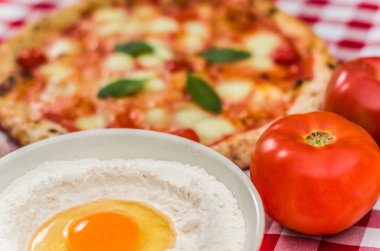 Mutfak temaları için harika bir arka plan, papatya aromalı farklı malzemelerle İtalyan tarzı havluyla servis edilen el yapımı pizza..