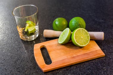 Caipirinha, geleneksel Brezilya alkollü içeceği, şeker, limon, damıtılmış kamış (cachaca) ve buzdan yapılan tipik içecek..