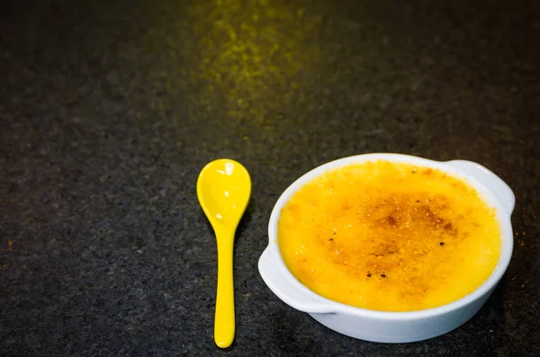 Creme Brulee Tradisional Makanan Penutup Prancis Yang Dibuat Dengan Telur — Stok Foto