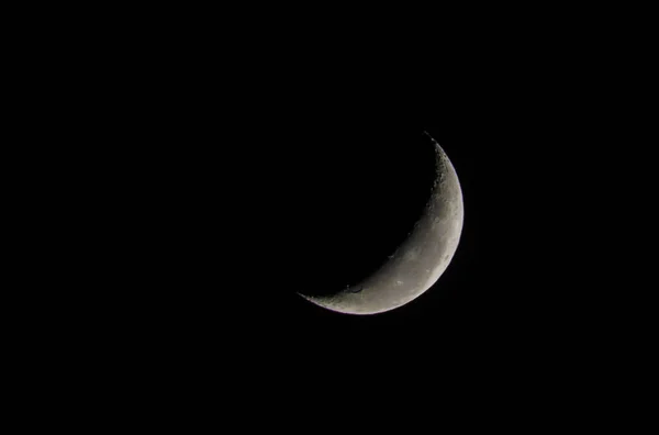 照片上美丽的月亮正在消失 背景是漆黑的天空 — 图库照片