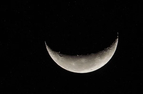 Красивая Фотография Убывающей Луны Вблизи Темным Небом Заднем Плане — стоковое фото