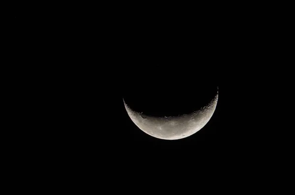 照片上美丽的月亮正在消失 背景是漆黑的天空 — 图库照片