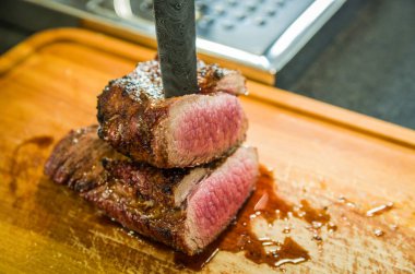 Biftek göğüs eti (göğüs ucu ucu) çok güzel bir fotoğraf. Sahte Şam çelik bıçağıyla kesilmiş et Arkansas Esintisi stili.