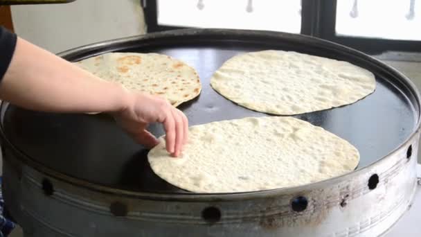 Libanees Eten Manakish Een Kok Die Een Man Ousheh Bereidt — Stockvideo