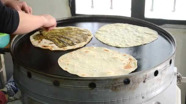 Libanees Eten Manakish Een Kok Die Een Man Ousheh Bereidt — Stockvideo
