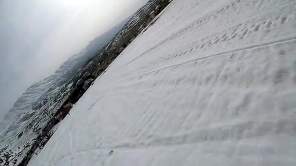 个人滑雪板滑雪板下坡特写与Gopro视图雪粉 冬季极限运动背景 — 图库视频影像