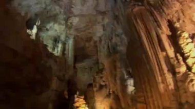Jeita 'nın muhteşem mağarası (Grotto Jeita). İki karst kireçtaşı mağarası kompleksi, ayrılmışlar ama aynı zamanda birbirlerine bağlılar. Lübnan 'da yaklaşık 9 km uzunluğunda..