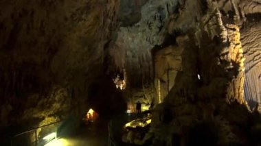 Jeita 'nın muhteşem mağarası (Grotto Jeita). İki karst kireçtaşı mağarası kompleksi, ayrılmışlar ama aynı zamanda birbirlerine bağlılar. Lübnan 'da yaklaşık 9 km uzunluğunda..