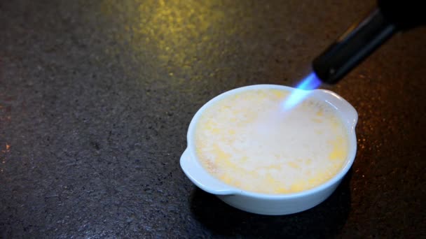 Imágenes Creme Brulle Azúcar Caramelizante Parte Superior Del Postre Crema — Vídeos de Stock