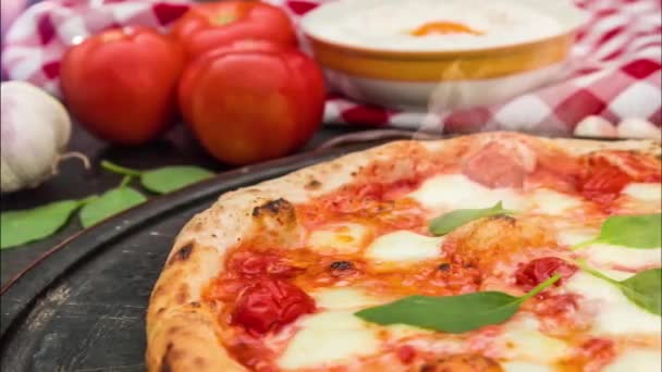 料理のテーマのための素晴らしい背景 石のピザのための形の上に暖かいイタリアのピザ — ストック動画