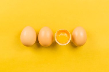 Fotokopi alanı olan sarı arka planda güzel kahverengi tavuk yumurtaları..