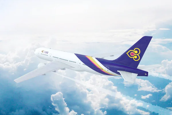 Hava uçuş görünümünü Tay Airways Boeing 777. Thai Airways Tayland bayrak taşıyıcı ve Star Alliance grubunun bir üyesi olduğunu.