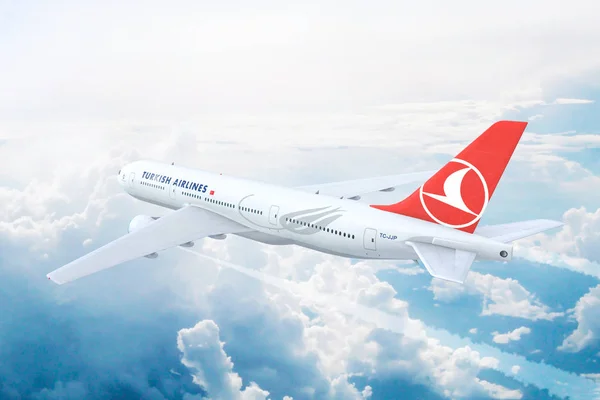 土耳其航空公司波音777在阿塔蒂尔克国际机场接近跑道的方法 — 图库照片