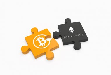 Bitcoin ve Ethereum logoları ile iki parçalı bulmaca parça. (ICO) sunan ilk madeni para ve cryptocurrencies pazar yeri kavramı.