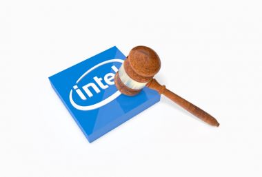 Plaka ile Intel logosu bir tokmak ile çöktü. Marka itibar kavramı.