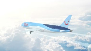 TUI Airways (Thomson Airways) Boeing 787 Dreamliner yüksekten uçuyor bulutların üzerinde hava uçuş görünümü. 
