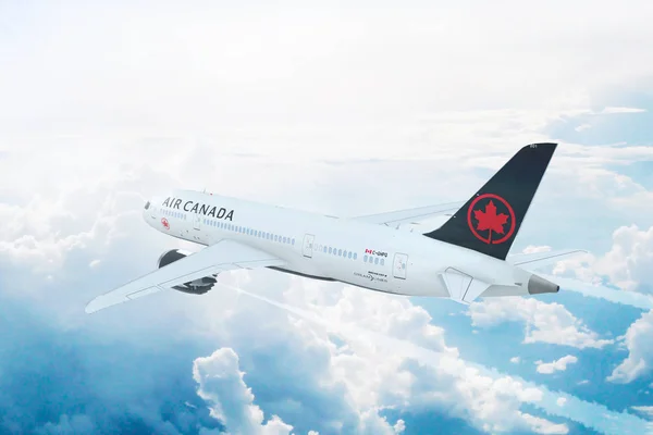 Hava Kanada Boeing 787 Dreamliner yüksekten uçuyor bulutların üzerinde hava uçuş görünümü.