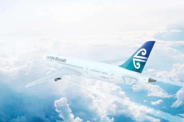 Hava Yeni Zelanda Boeing 787 Dreamliner yüksekten uçuyor bulutların üzerinde hava uçuş görünümünü. 3D çizim.