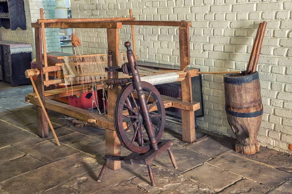 Máquina rumana de telar de madera de la vejez Imagen de archivo