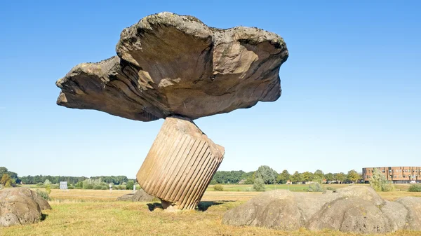 Megalithische Steine in feuchter, niederländischer Landschaft, — Stockfoto