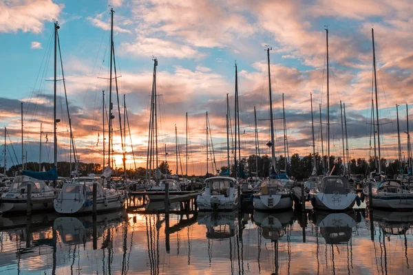Barcos no porto de Katwoude, na Holanda, ao pôr do sol — Fotografia de Stock