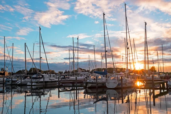 Barcos no porto de Katwoude, na Holanda, ao pôr do sol — Fotografia de Stock