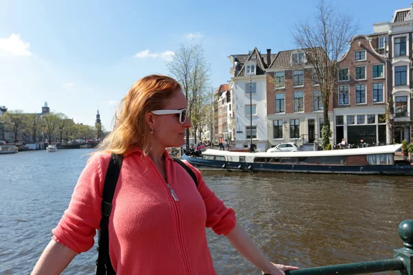 Mladá nativní Holanďanku na středověký most v Amsterdamu Nethe — Stock fotografie