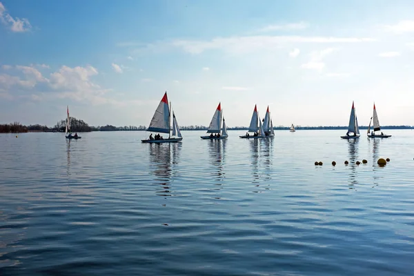 Plachtění na jezero Loosdrechtse plassen v Nizozemsku — Stock fotografie