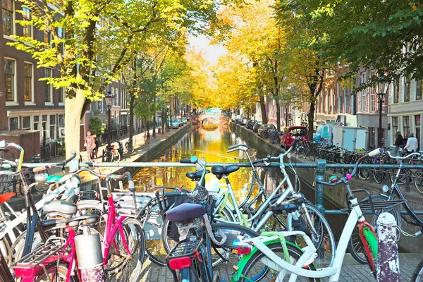 Ville pittoresque d'Amsterdam aux Pays-Bas au crépuscule — Photo